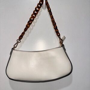 Elegant White Shoulder Bag with Tortoise Chain